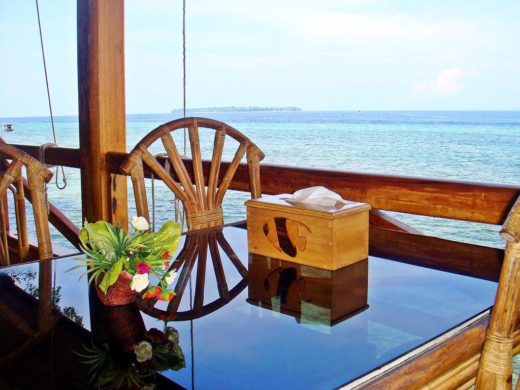 Bunaken Divers Sea Breeze Resort Ngoại thất bức ảnh