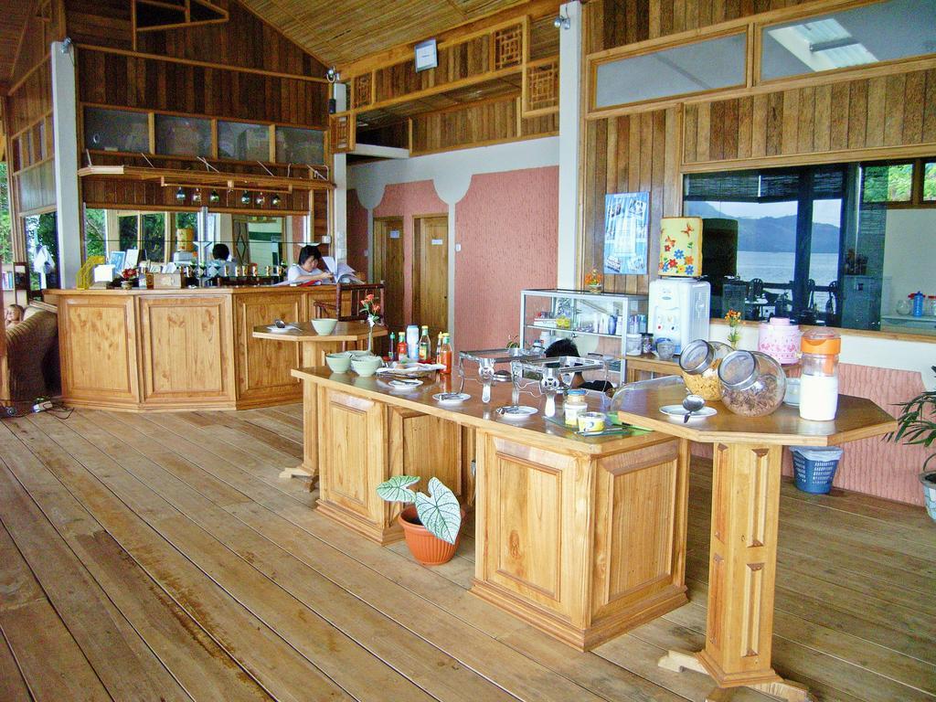 Bunaken Divers Sea Breeze Resort Ngoại thất bức ảnh