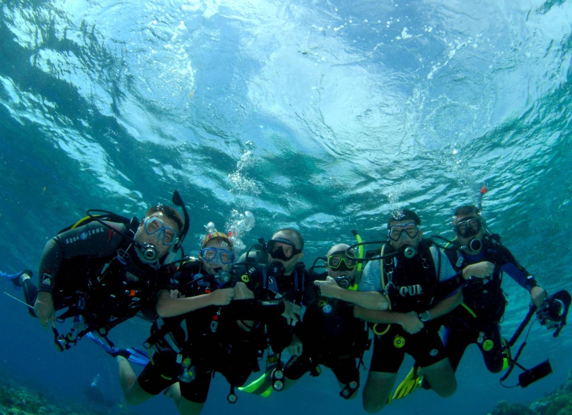 Bunaken Divers Sea Breeze Resort Ngoại thất bức ảnh