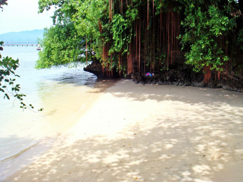 Bunaken Divers Sea Breeze Resort Ngoại thất bức ảnh