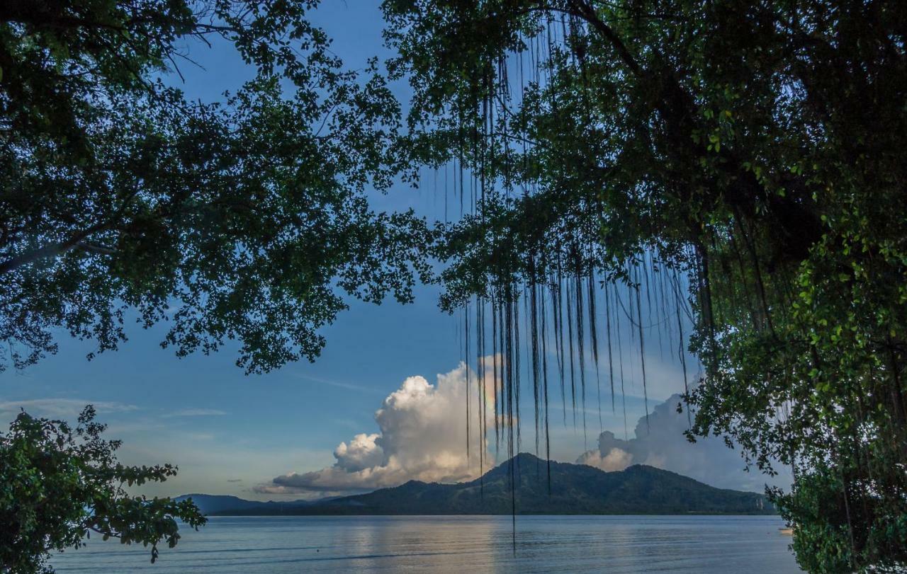 Bunaken Divers Sea Breeze Resort Ngoại thất bức ảnh